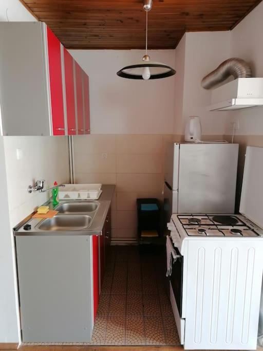 Cozy 1-Bdrm Apt In Dubec, Ideal For Work Or Study Sesvete Luaran gambar