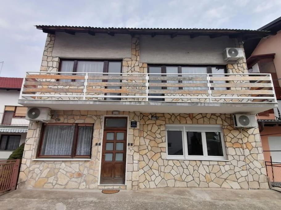 Cozy 1-Bdrm Apt In Dubec, Ideal For Work Or Study Sesvete Luaran gambar