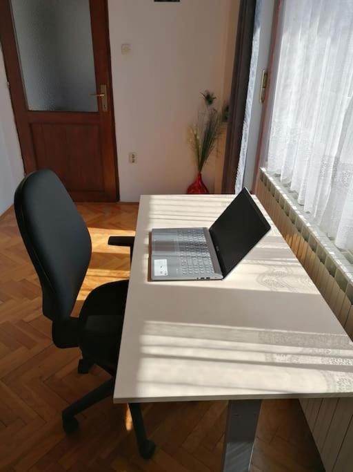 Cozy 1-Bdrm Apt In Dubec, Ideal For Work Or Study Sesvete Luaran gambar