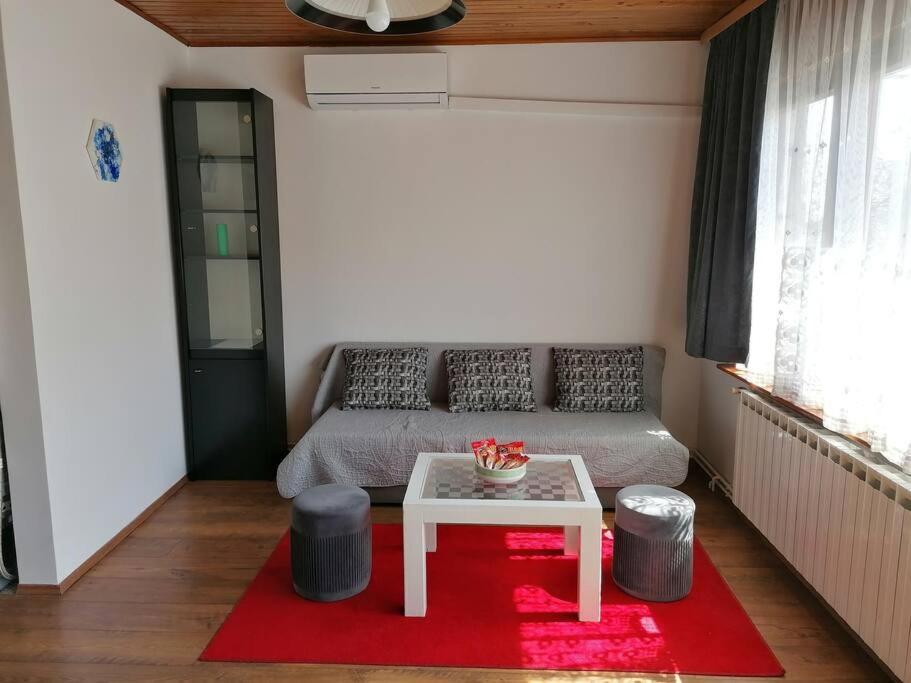 Cozy 1-Bdrm Apt In Dubec, Ideal For Work Or Study Sesvete Luaran gambar